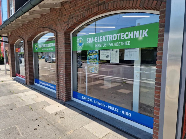 Elektroniker bei der Arbeit am Schaltschrank